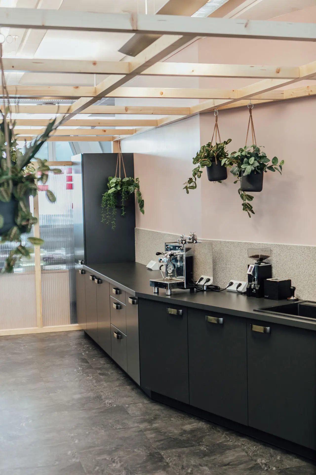 Cafeteria mit schwarzen Küchenmöbeln