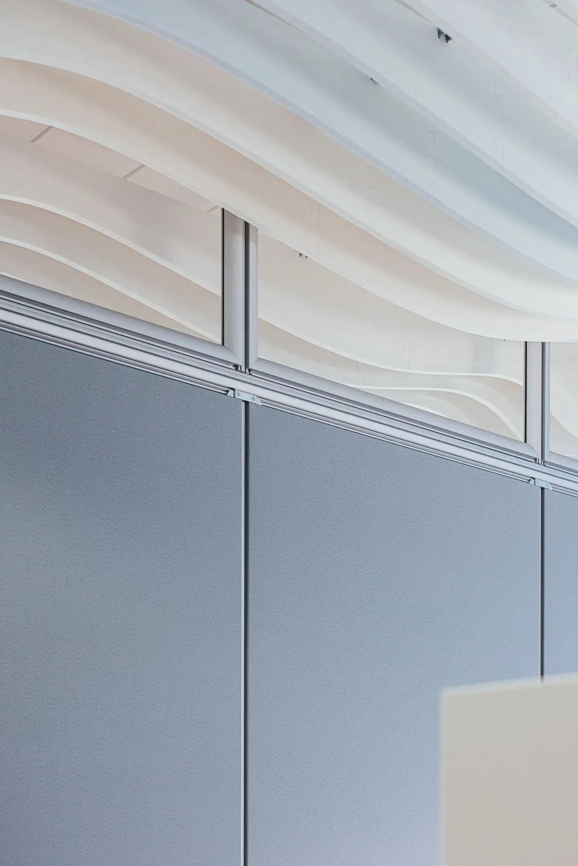 Foto von einem ausgeleuchteten blauen Wandsystem