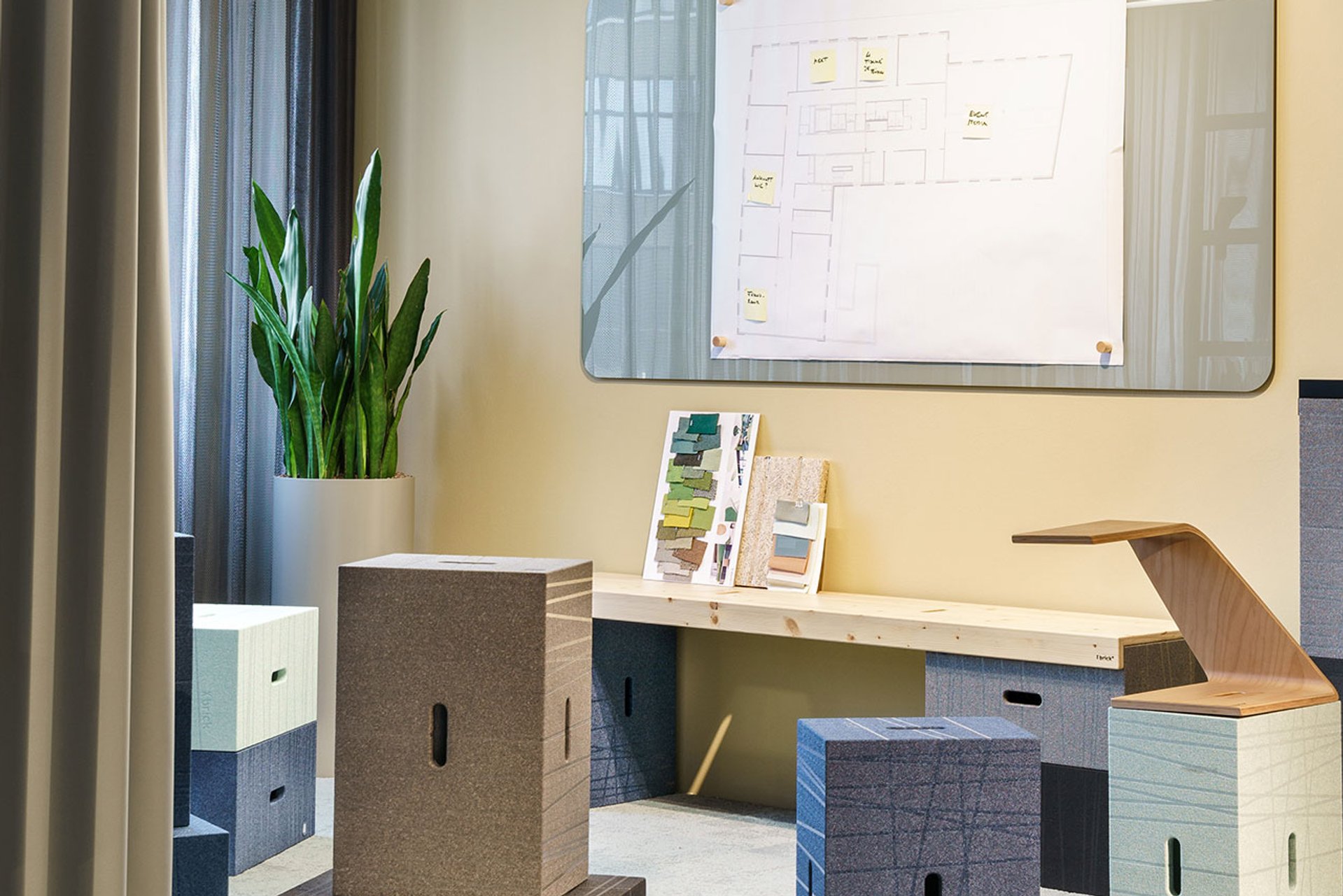 Blaue Framery Kabine im Open Space Bereich des Showrooms von LINDEMANN