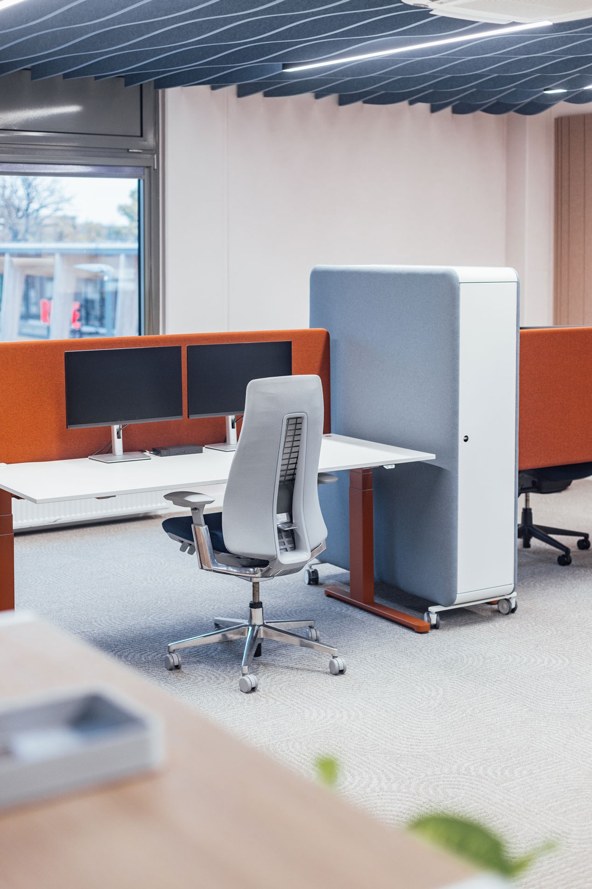 Arbeitsplatz mit Akustikdecke und Stauraum