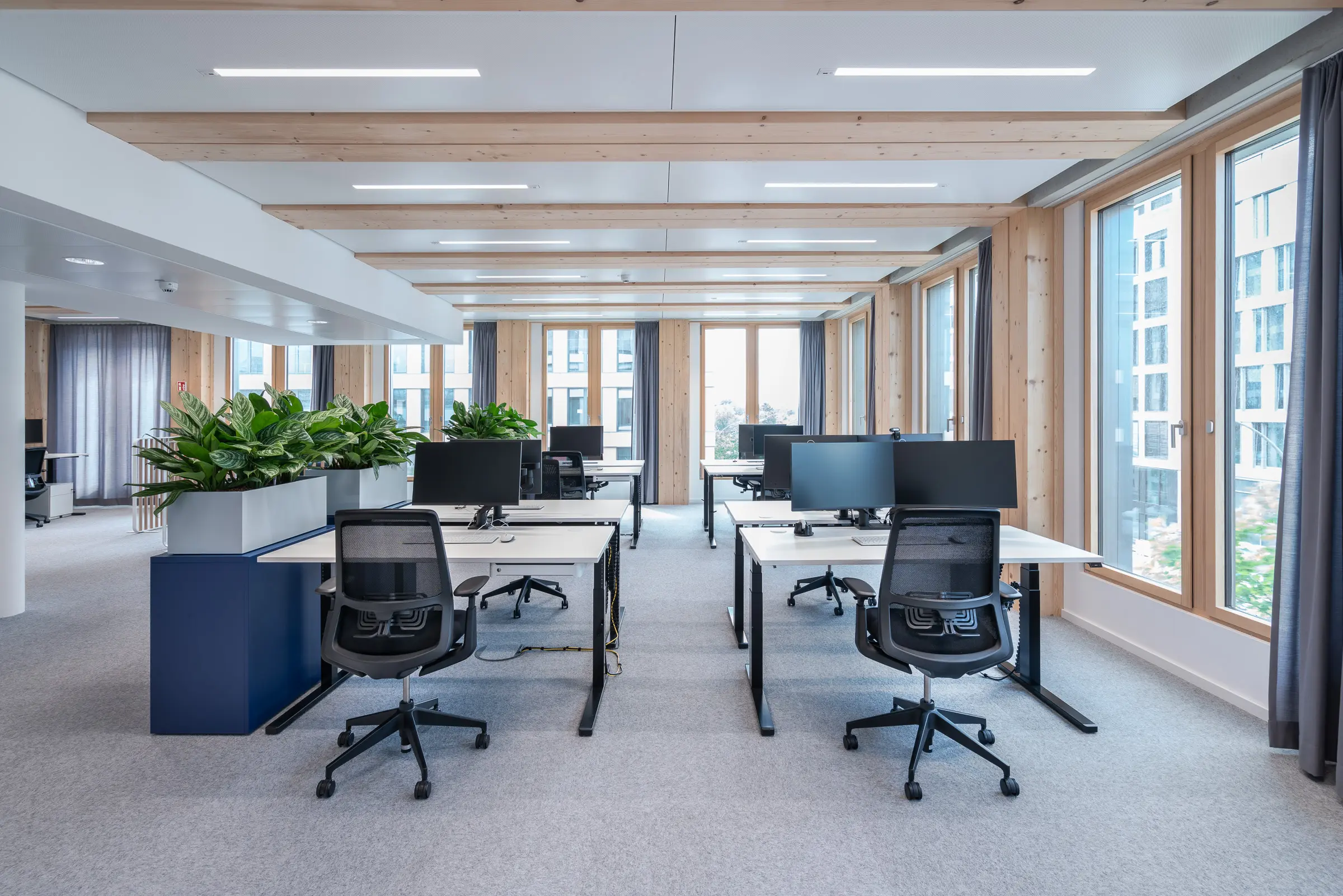 Berliner Office mit Büromöbelausstattung von LINDEMANN