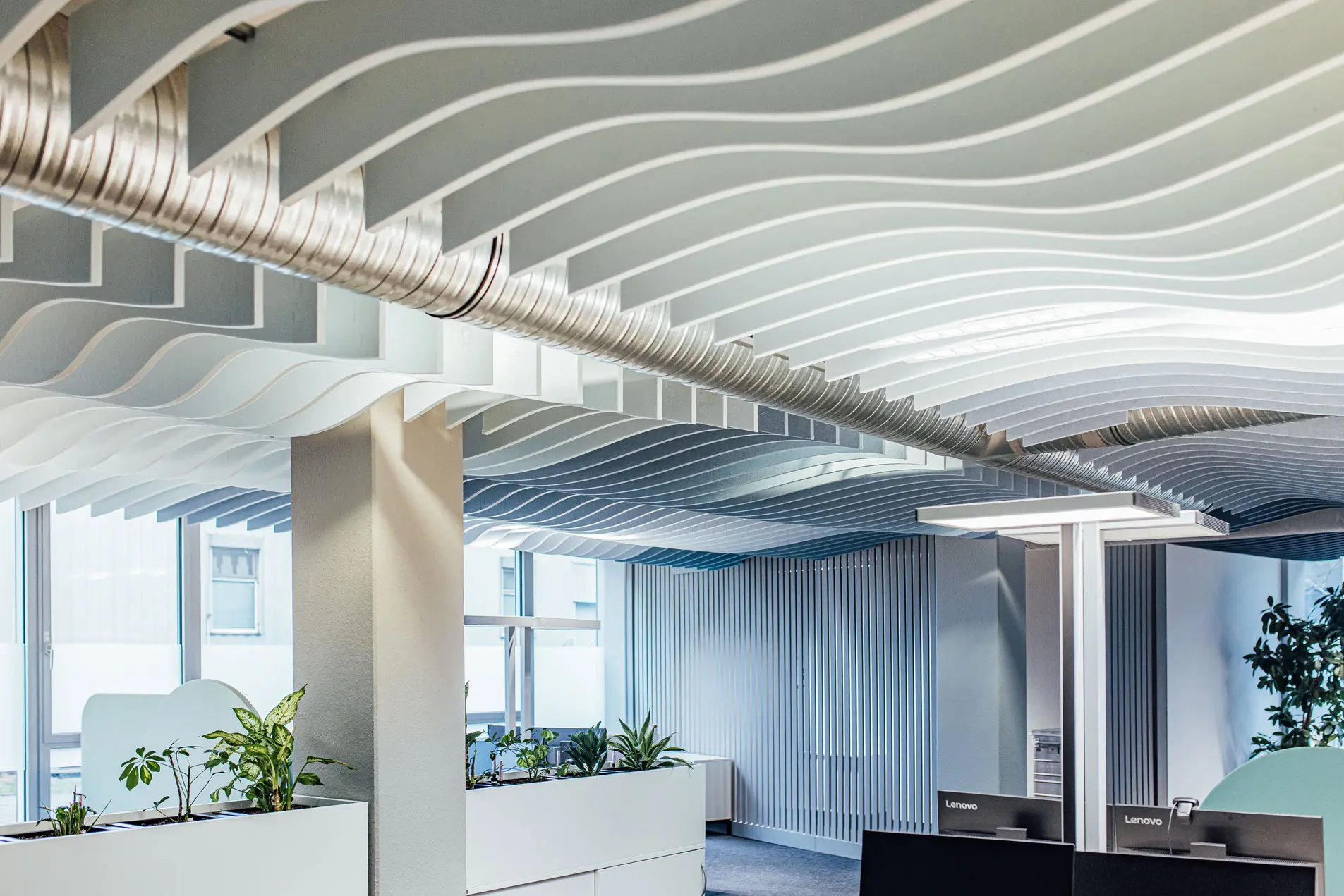 Foto von Akustikelementen in hellen Farben in einem blauen Büro