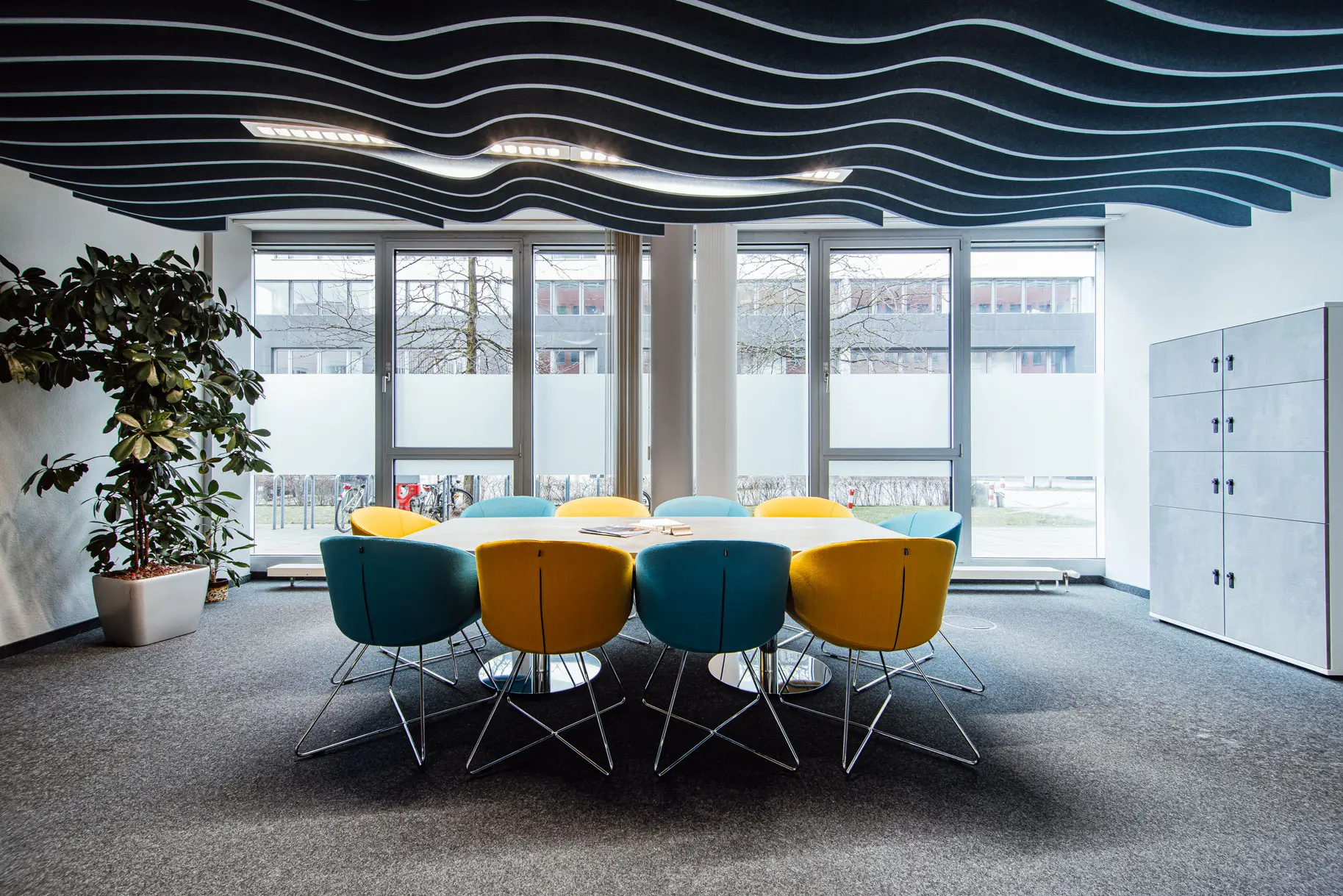 blaue und gelbe Konferenzstühle