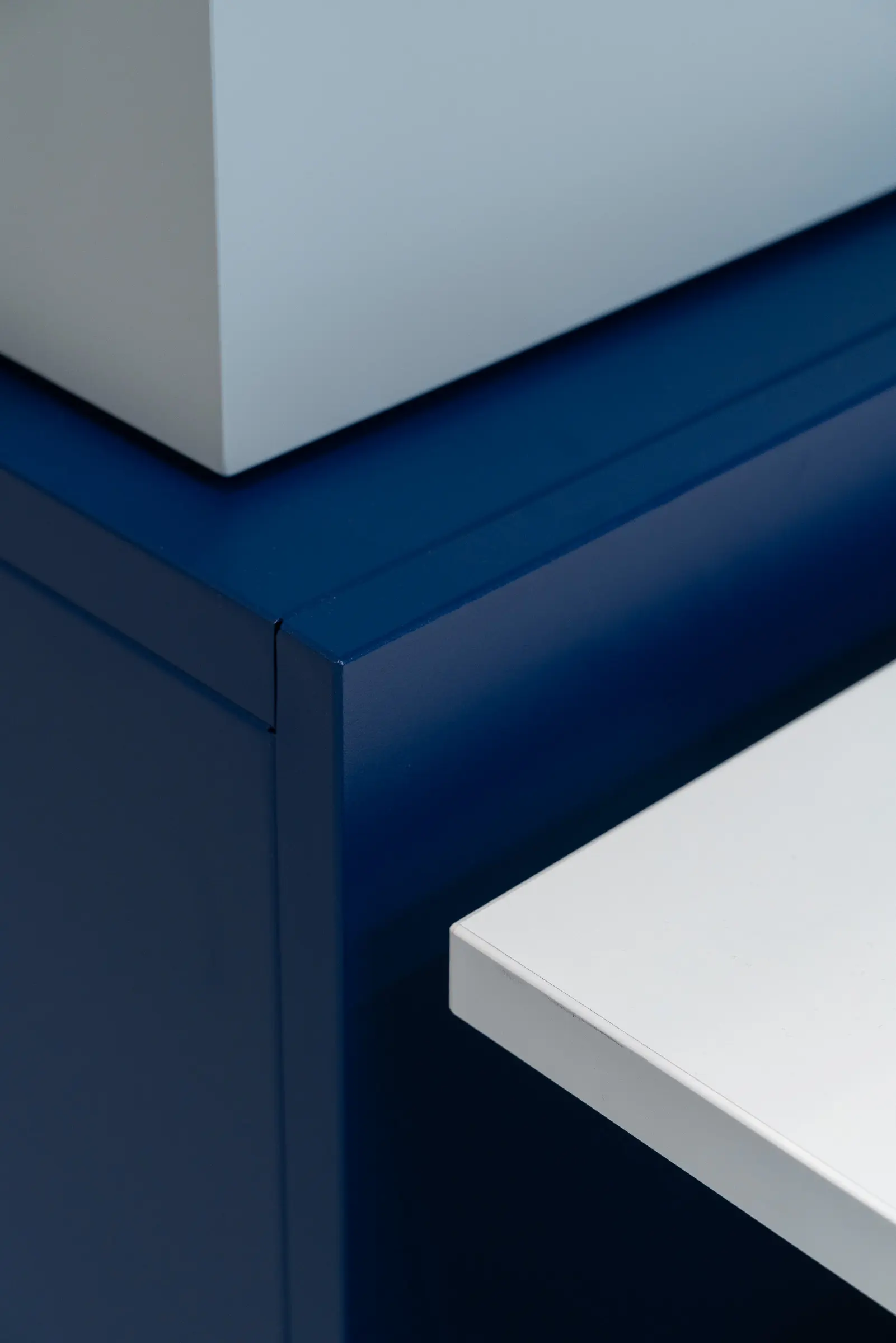 Nahaufnahme Büromöbel in blau und weiß