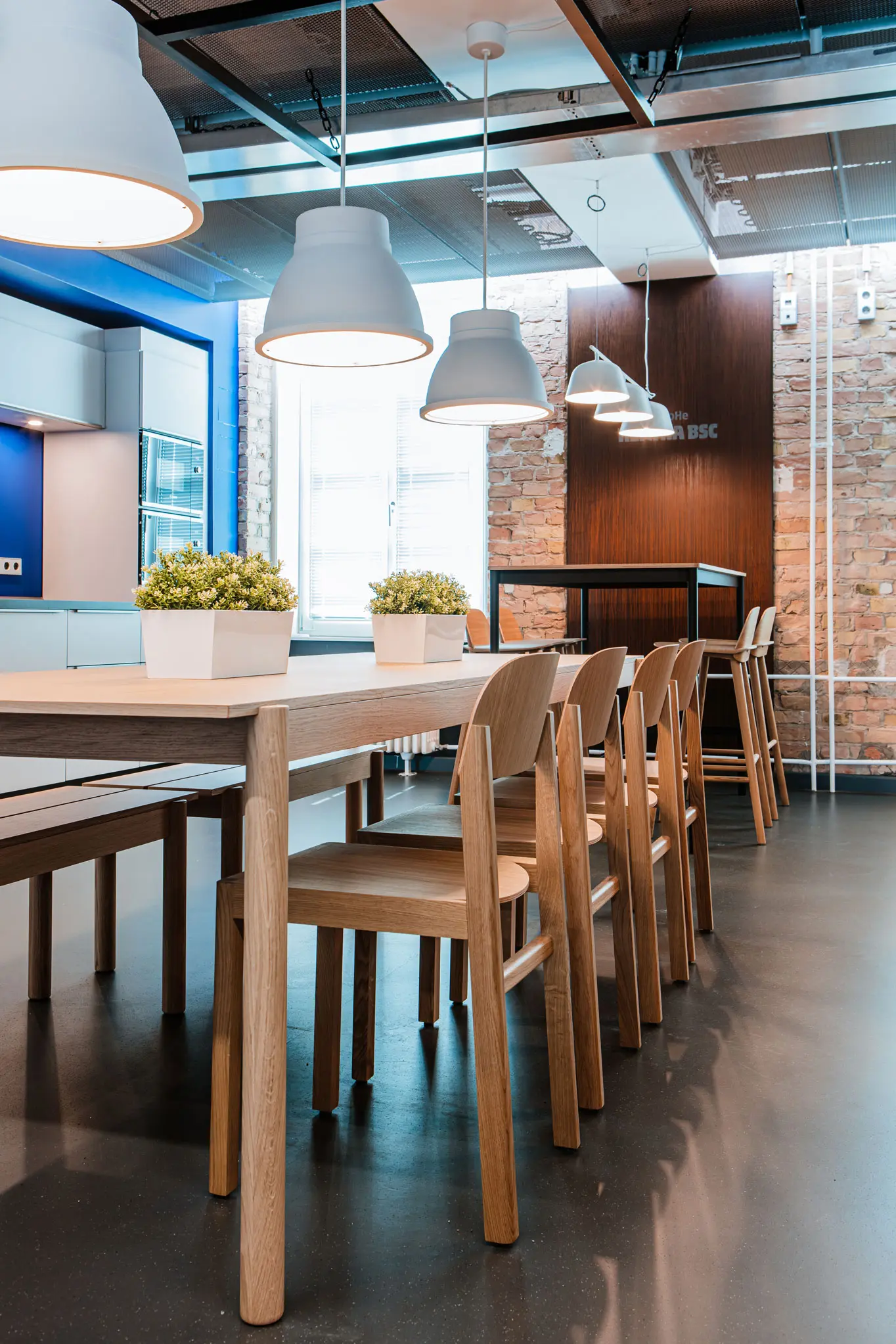 Cafeteria mit Deckenleuchten