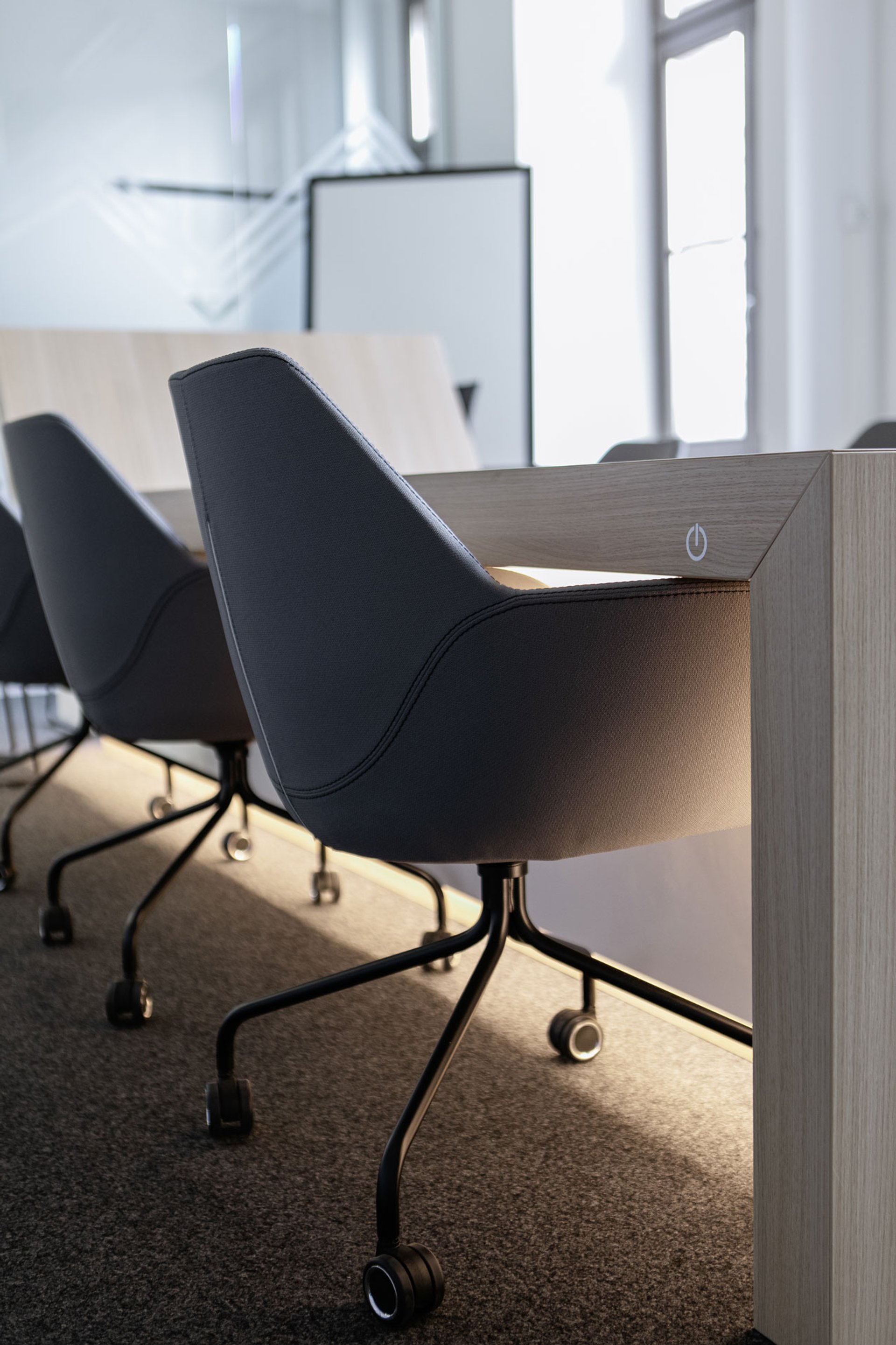 Konferenztische im Meetingbereich