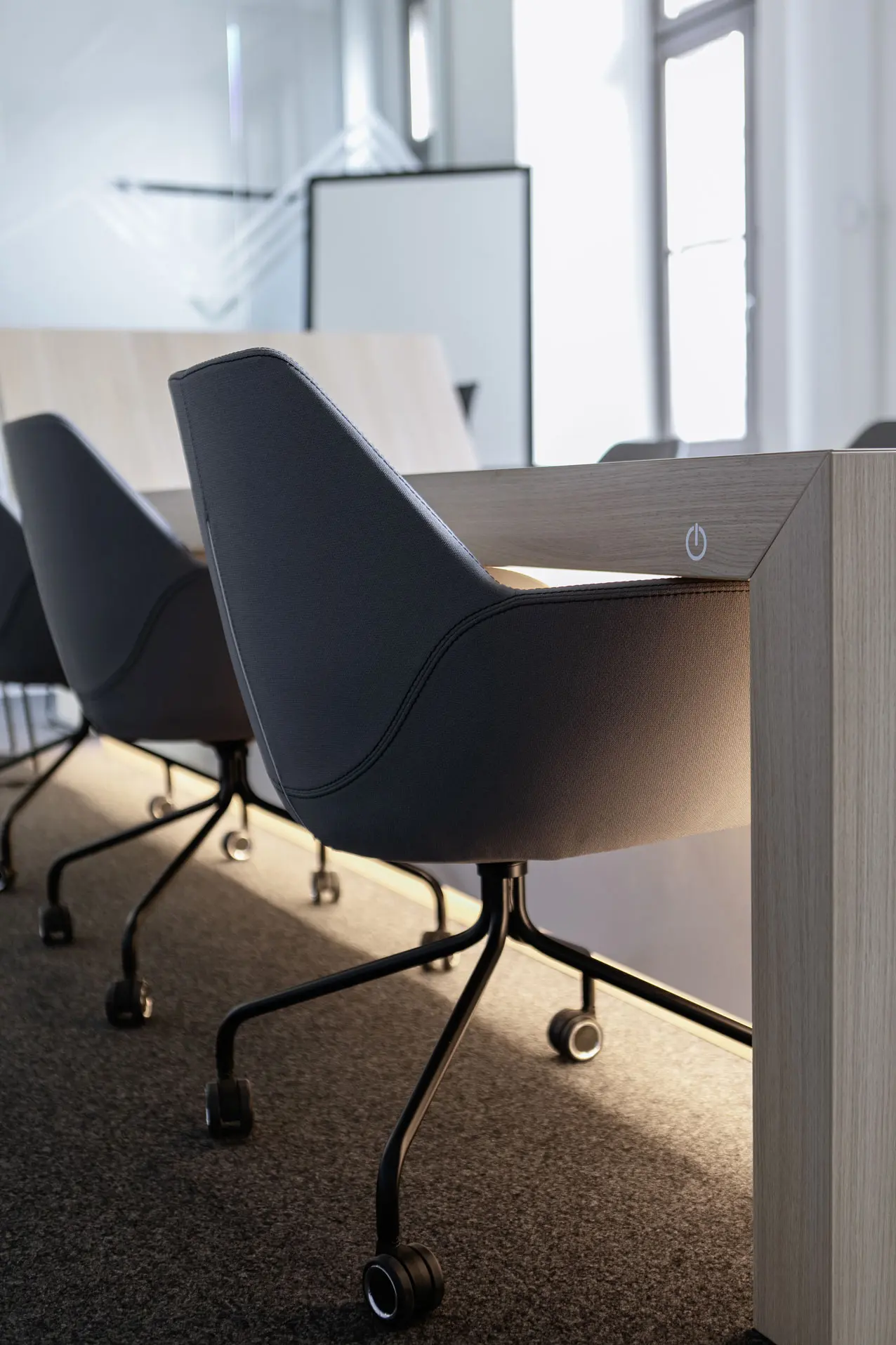 Konferenztische im Meetingbereich