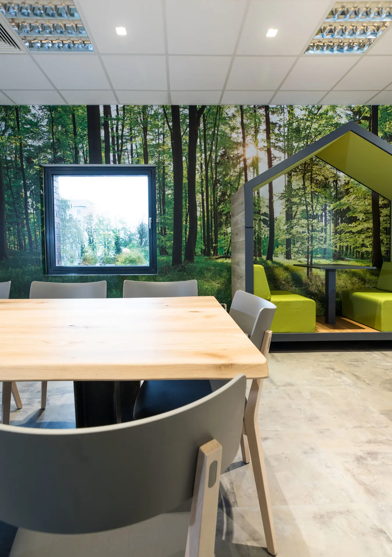 Holztisch und Waldwandtapete