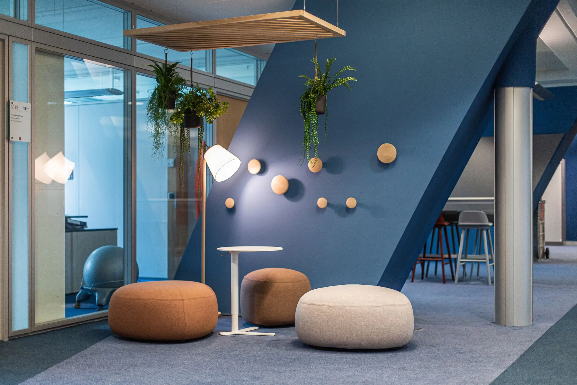 Kleiner Besprechungstisch mit mehreren Sitzpoufs