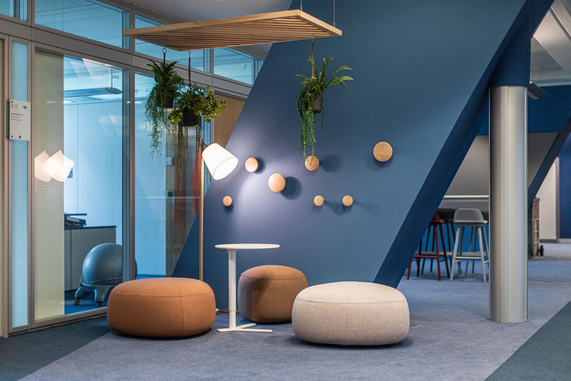 Kleiner Besprechungstisch mit mehreren Sitzpoufs