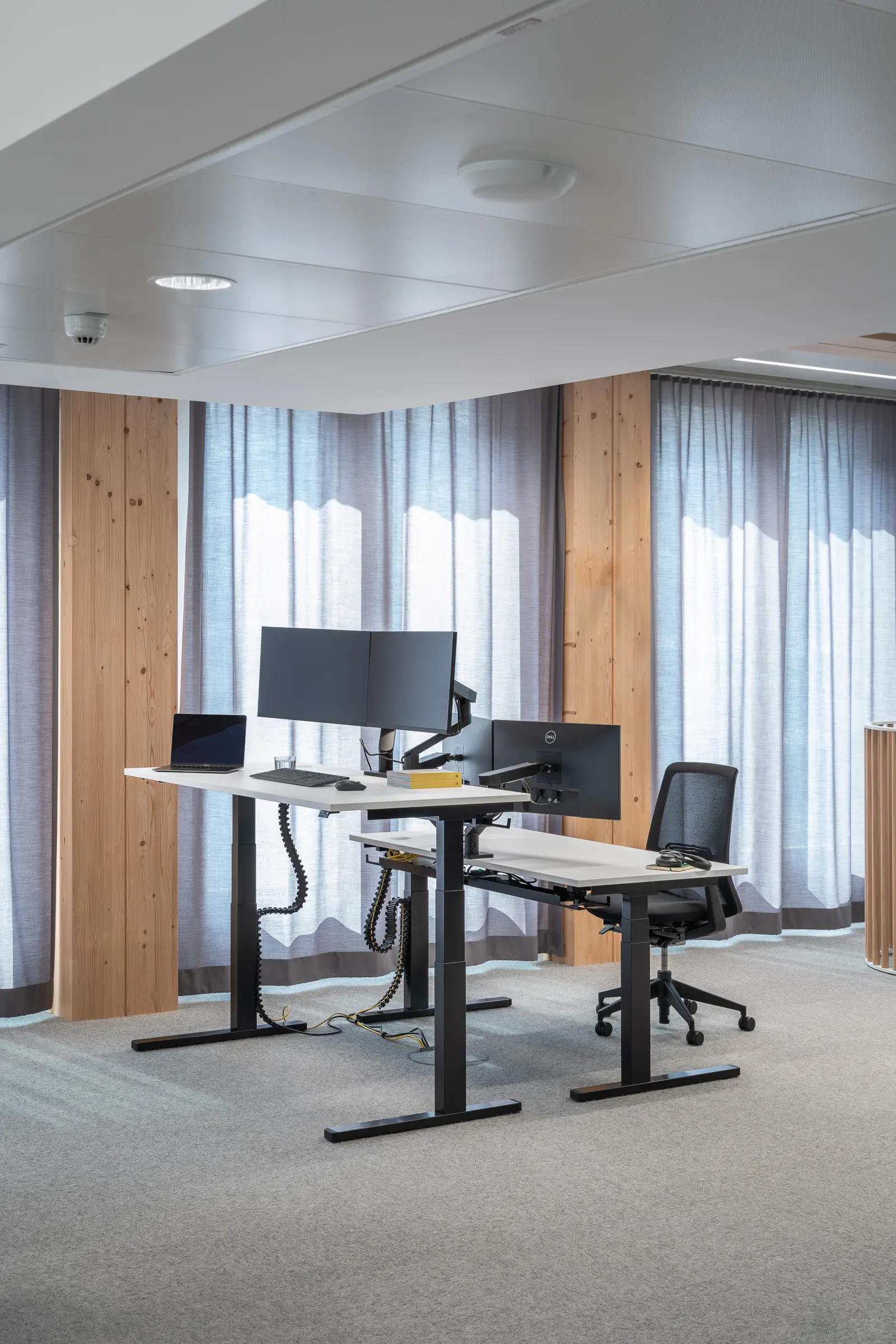 Arbeitsplätze mit LINDEMANN Tischsystemen