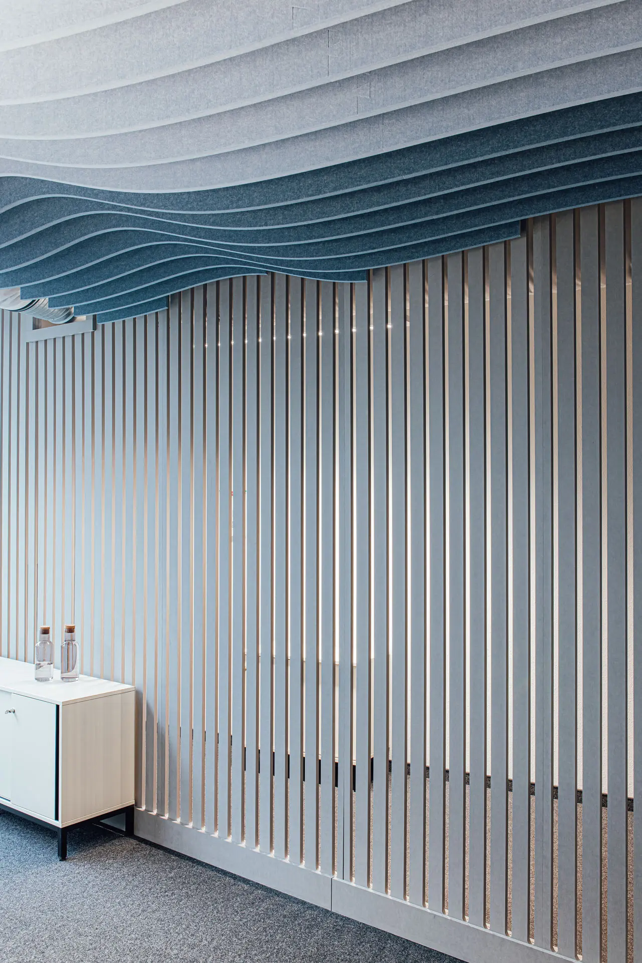 Blaue Akustiklösungen und Holzelemente im Office