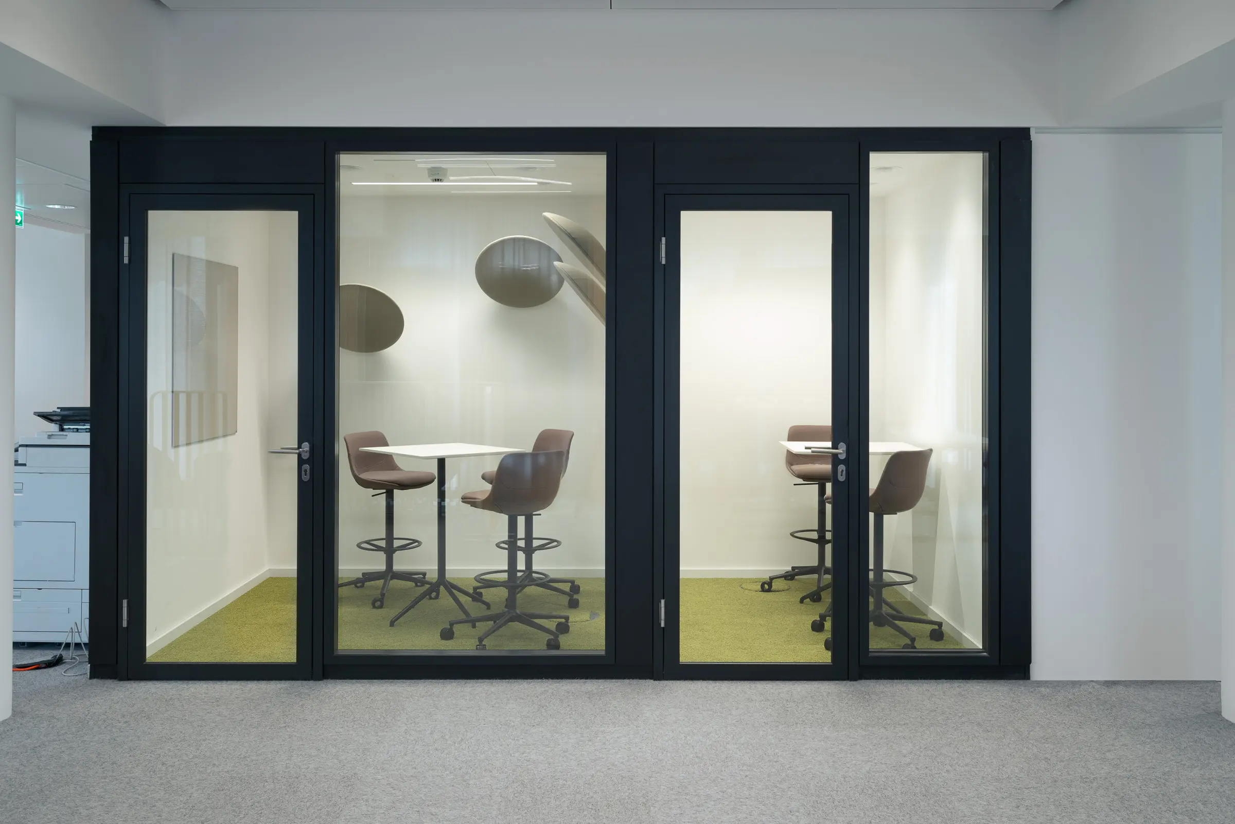 Zwei kleine Meetingkabinen im Büro von DAHER