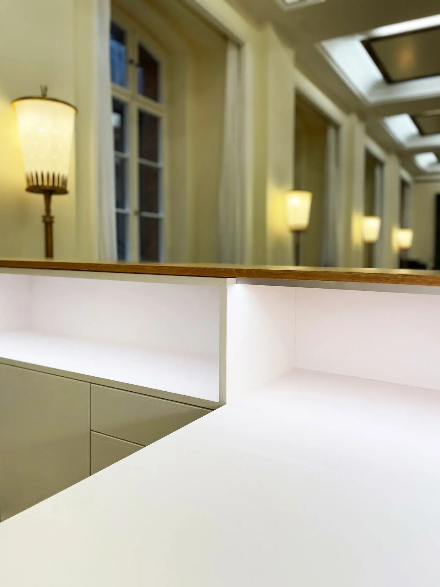 E,pfangstresen mit architektonischer Deckengestaltung