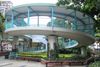 Foto de <a href="https://commons.wikimedia.org/wiki/File:HK_TST_Urban_Council_Centenary_Garden_%E5%8A%A0%E9%80%A3%E5%A8%81%E8%80%81%E9%81%93_Granville_Road_Spiral_ramp_footbridge.JPG" target="_blank" rel="noreferrer">Wyuekmom</a> (<a href="https://creativecommons.org/licenses/by-sa/3.0/" target="_blank" rel="noreferrer">CC BY-SA 3.0</a>) modificada