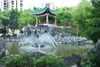 Foto de <a href="https://commons.wikimedia.org/wiki/File:The_Chinese_Garden_in_Lai_Chi_Kok_Park_(Hong_Kong).jpg" target="_blank" rel="noreferrer">Malcolm Koo</a> (<a href="https://creativecommons.org/licenses/by-sa/4.0/" target="_blank" rel="noreferrer">CC BY-SA 4.0</a>) modificada