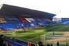 foto por <a href="https://commons.wikimedia.org/wiki/File:Prenton_Park_Panorama_1.jpg" target="_blank" rel="noreferrer">Samslipknot</a> (<a href="https://creativecommons.org/publicdomain/zero/1.0/" target="_blank" rel="noreferrer">CC0 1.0</a>) modificada