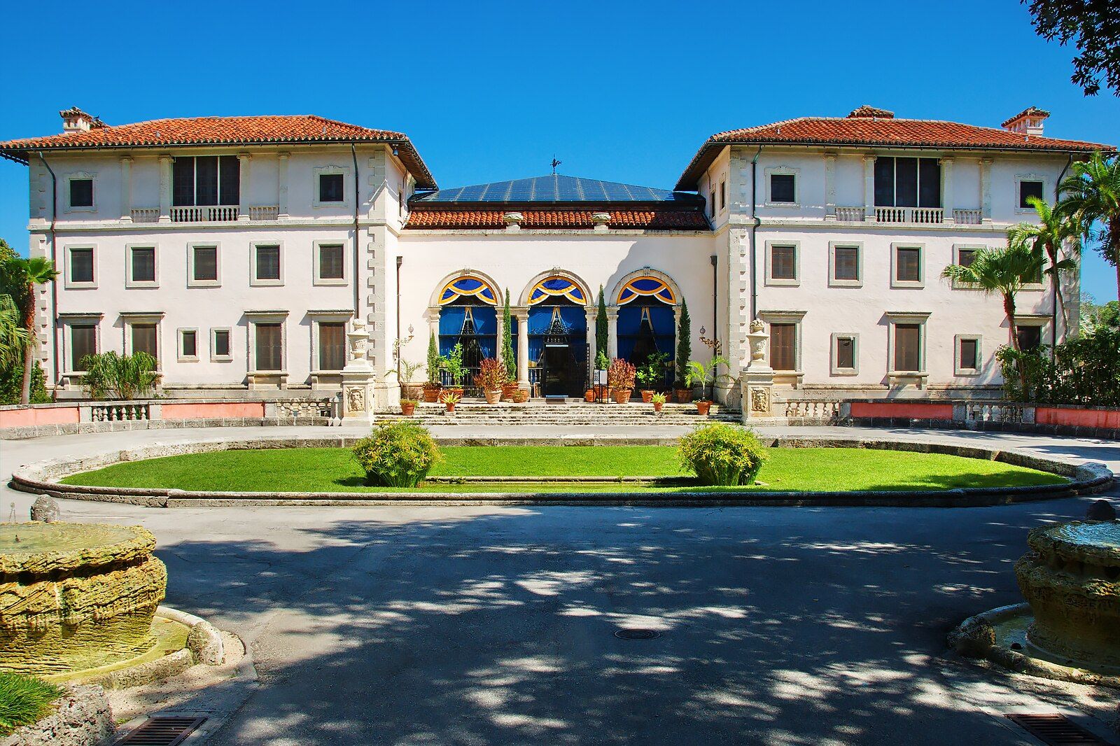 The beautiful Vizcaya Museum building and its garden.