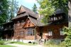 Foto de <a href="https://pixabay.com/pl/photos/zakopane-polska-chata-zabytek-1230521/" target="_blank" rel="noreferrer">DzidekLasek</a> (<a href="https://creativecommons.org/share-your-work/public-domain/cc0/" target="_blank" rel="noreferrer">CC0</a>) modificada