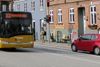 mynd frá <a href="https://commons.wikimedia.org/wiki/File:Midttrafik_bus_line_123_and_33_at_Aarhus_Rutebilstation.JPG" target="_blank" rel="noreferrer">Leif Jørgensen</a> (<a href="https://creativecommons.org/licenses/by-sa/4.0/" target="_blank" rel="noreferrer">CC BY-SA 4.0</a>) breytt