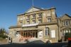 photo de <a href="https://commons.wikimedia.org/wiki/File:Shanklin_Theatre.JPG" target="_blank" rel="noreferrer">Editor5807</a> (<a href="https://creativecommons.org/licenses/by/3.0/" target="_blank" rel="noreferrer">CC BY 3.0</a>) modifiée