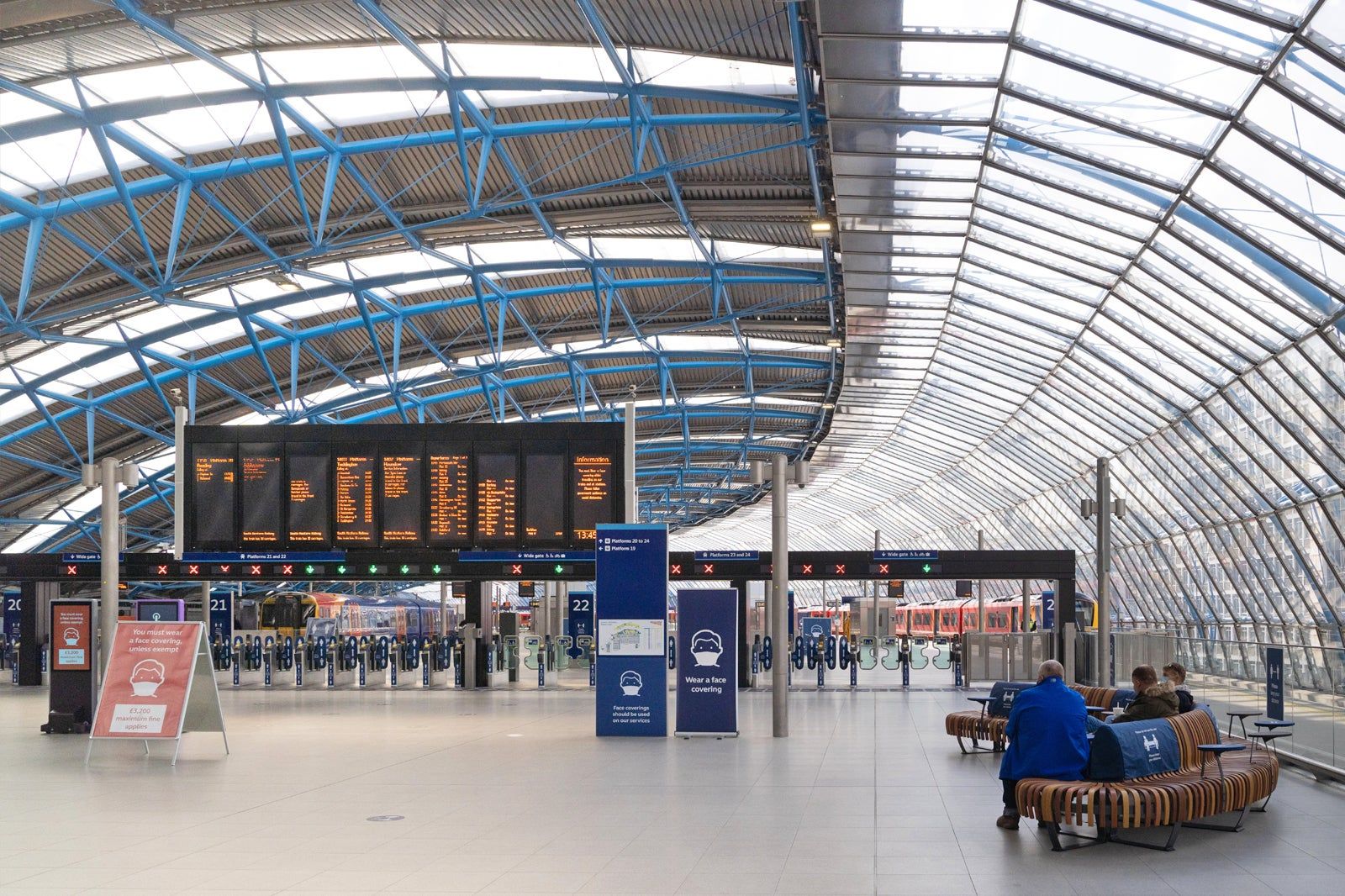 Compre London Waterloo Station in London - Visit One of London’s Busiest Rail ...