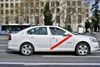 Foto de <a href="https://commons.wikimedia.org/wiki/File:Taxi_en_Madrid.jpg" target="_blank" rel="noreferrer">Dcarolina.2000</a> (<a href="https://creativecommons.org/licenses/by-sa/4.0/" target="_blank" rel="noreferrer">CC BY-SA 4.0</a>) modificada