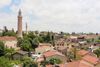 Foto de <a href="https://commons.wikimedia.org/wiki/File:Yivli_Minare_Mosque_02.jpg" target="_blank" rel="noreferrer">Bernard Gagnon</a> (<a href="https://creativecommons.org/licenses/by-sa/3.0/" target="_blank" rel="noreferrer">CC BY-SA 3.0</a>)  modificada
