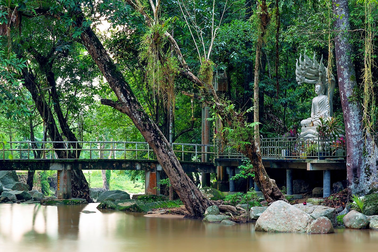 Hin Lad Waterfall Temple (Wat Namtok Hin Lad) in Samui