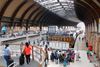 foto por <a href="https://commons.wikimedia.org/wiki/File:York_railway_station_interior,_Aug_17.jpg" target="_blank" rel="noreferrer">G-13114</a> (<a href="https://creativecommons.org/licenses/by-sa/4.0/" target="_blank" rel="noreferrer">CC BY-SA 4.0</a>) modificada