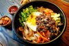 foto por <a href="https://pixabay.com/photos/bibimbap-korean-food-gochujang-4887417/" target="_blank" rel="noreferrer">nikluv</a> (<a href="https://creativecommons.org/share-your-work/public-domain/cc0/" target="_blank" rel="noreferrer">CC0</a>) modificada