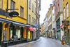 Foto de <a href="https://pixabay.com/en/gamla-stan-old-town-city-beautiful-2190328/" target="_blank" rel="noreferrer">sharonang</a> (<a href="https://creativecommons.org/share-your-work/public-domain/cc0/" target="_blank" rel="noreferrer">CC0</a>) modificada