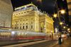 Foto de <a href="https://pixabay.com/en/prague-national-theatre-the-tram-1668176/" target="_blank" rel="noreferrer">jenikmichal</a> (<a href="https://creativecommons.org/share-your-work/public-domain/cc0/" target="_blank" rel="noreferrer">CC0</a>) modificada