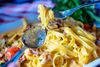 foto por <a href="https://pixabay.com/photos/pasta-noodles-cook-spaghetti-eat-4282912/" target="_blank" rel="noreferrer">ThorstenF</a> (<a href="https://creativecommons.org/share-your-work/public-domain/cc0/" target="_blank" rel="noreferrer">CC0</a>) modificada