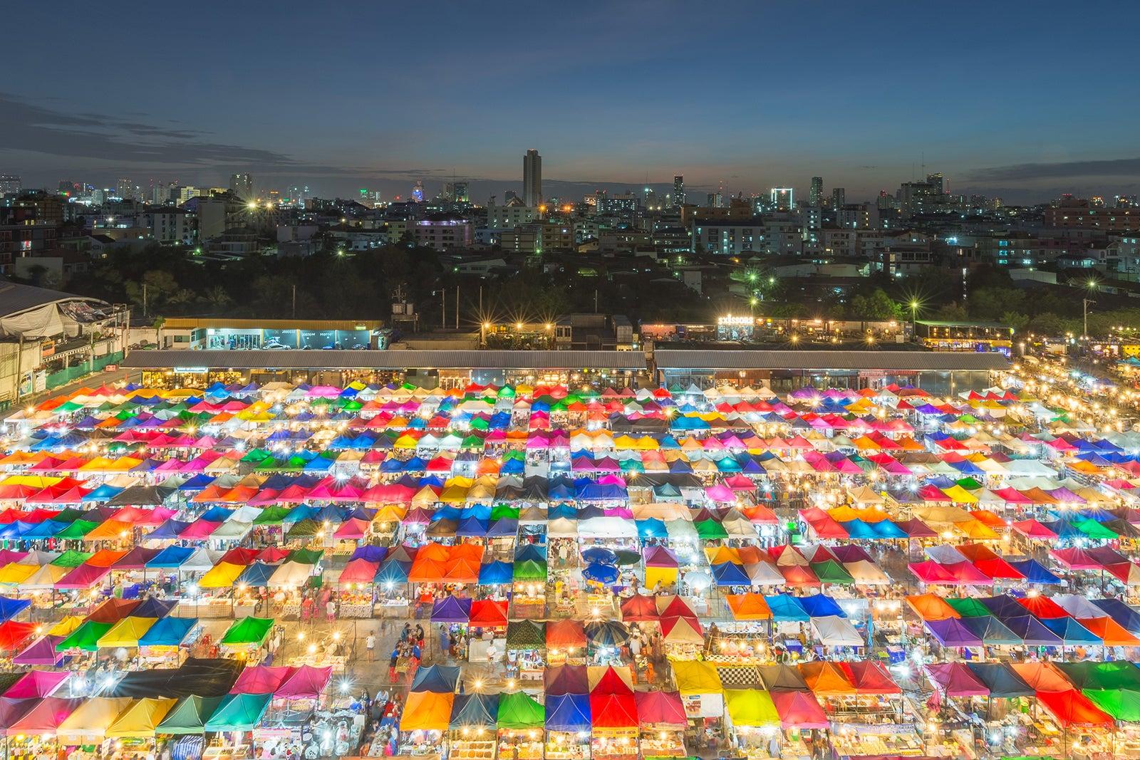 Rot Fai Market Ratchada
