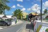 foto por <a href="https://commons.wikimedia.org/wiki/File:Street_scene,_St._Lawrence_Gap,_Barbados_(9th_September_2016).jpg" target="_blank" rel="noreferrer">Mtaylor848</a> (<a href="https://creativecommons.org/licenses/by-sa/4.0/" target="_blank" rel="noreferrer">CC BY-SA 4.0</a>) modificada