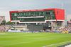 foto por <a href="https://commons.wikimedia.org/wiki/File:New_pavilion,_Old_Trafford_Cricket_Ground,_July_2013.jpg" target="_blank" rel="noreferrer">LordSarnoc</a> (<a href="https://creativecommons.org/licenses/by-sa/3.0/" target="_blank" rel="noreferrer">CC BY-SA 3.0</a>) modificada