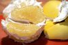 Foto de <a href="https://pixabay.com/photos/pomelo-citrus-fruit-grapefruit-3940476/" target="_blank" rel="noreferrer">ivabalk</a> (<a href="https://creativecommons.org/share-your-work/public-domain/cc0/" target="_blank" rel="noreferrer">CC0</a>)  modificada