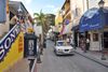 Foto de <a href="https://commons.wikimedia.org/wiki/File:Frontstreet_St._Maarten.JPG" target="_blank" rel="noreferrer">Asksxm</a> (<a href="https://creativecommons.org/licenses/by-sa/3.0/" target="_blank" rel="noreferrer">CC BY-SA 3.0</a>) modificada