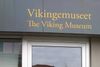Foto di <a href="https://commons.wikimedia.org/wiki/File:Vikingemuseet_(%C3%85rhus)_1.jpg" target="_blank" rel="noreferrer">RhinoMind</a> (<a href="https://creativecommons.org/licenses/by-sa/3.0/" target="_blank" rel="noreferrer">CC BY-SA 3.0</a>) modificata