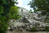 Foto de <a href="https://commons.wikimedia.org/wiki/File:Xcaret_Mayan_Ruins.jpg" target="_blank" rel="noreferrer">AMAPO</a> (<a href="https://creativecommons.org/licenses/by-sa/3.0/" target="_blank" rel="noreferrer">CC BY-SA 3.0</a>) modificada