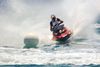 Foto de <a href="https://pixabay.com/en/jet-ski-sport-speed-water-spray-2371857/" target="_blank" rel="noreferrer">dimitrisvetsikas1969</a> (<a href="https://creativecommons.org/share-your-work/public-domain/cc0/" target="_blank" rel="noreferrer">CC0</a>) modificada