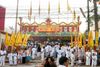 Foto de <a href="https://commons.wikimedia.org/wiki/File:Ahm_(Chinese_Temple)_in_Cherngtalay,_the_Vegetarian_Festival_in_Phuket_07.JPG" target="_blank" rel="noreferrer">Kirill Kay</a> (<a href="https://creativecommons.org/licenses/by-sa/3.0/" target="_blank" rel="noreferrer">CC BY-SA 3.0</a>) modificada