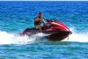 Foto de <a href="https://pixabay.com/photos/jet-ski-sport-water-speed-summer-1466655/" target="_blank" rel="noreferrer">dimitrisvetsikas1969</a> (<a href="https://creativecommons.org/share-your-work/public-domain/cc0/" target="_blank" rel="noreferrer">CC0</a>)  modificada
