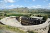 Foto de <a href="https://commons.wikimedia.org/wiki/File:Aspendos_Amphitheatre.jpg" target="_blank" rel="noreferrer">Saffron Blaze</a> (<a href="https://creativecommons.org/licenses/by-sa/3.0/" target="_blank" rel="noreferrer">CC BY-SA 3.0</a>)  modificada