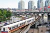 Foto de <a href="https://commons.wikimedia.org/wiki/File:TransLink_SkyTrain_departs_Stadium-Chinatown_station_in_Vancouver,_British_Columbia,_Canada.png" target="_blank" rel="noreferrer">Tim Adams</a> (<a href="https://creativecommons.org/licenses/by/3.0/" target="_blank" rel="noreferrer">CC BY 3.0</a>) modificada