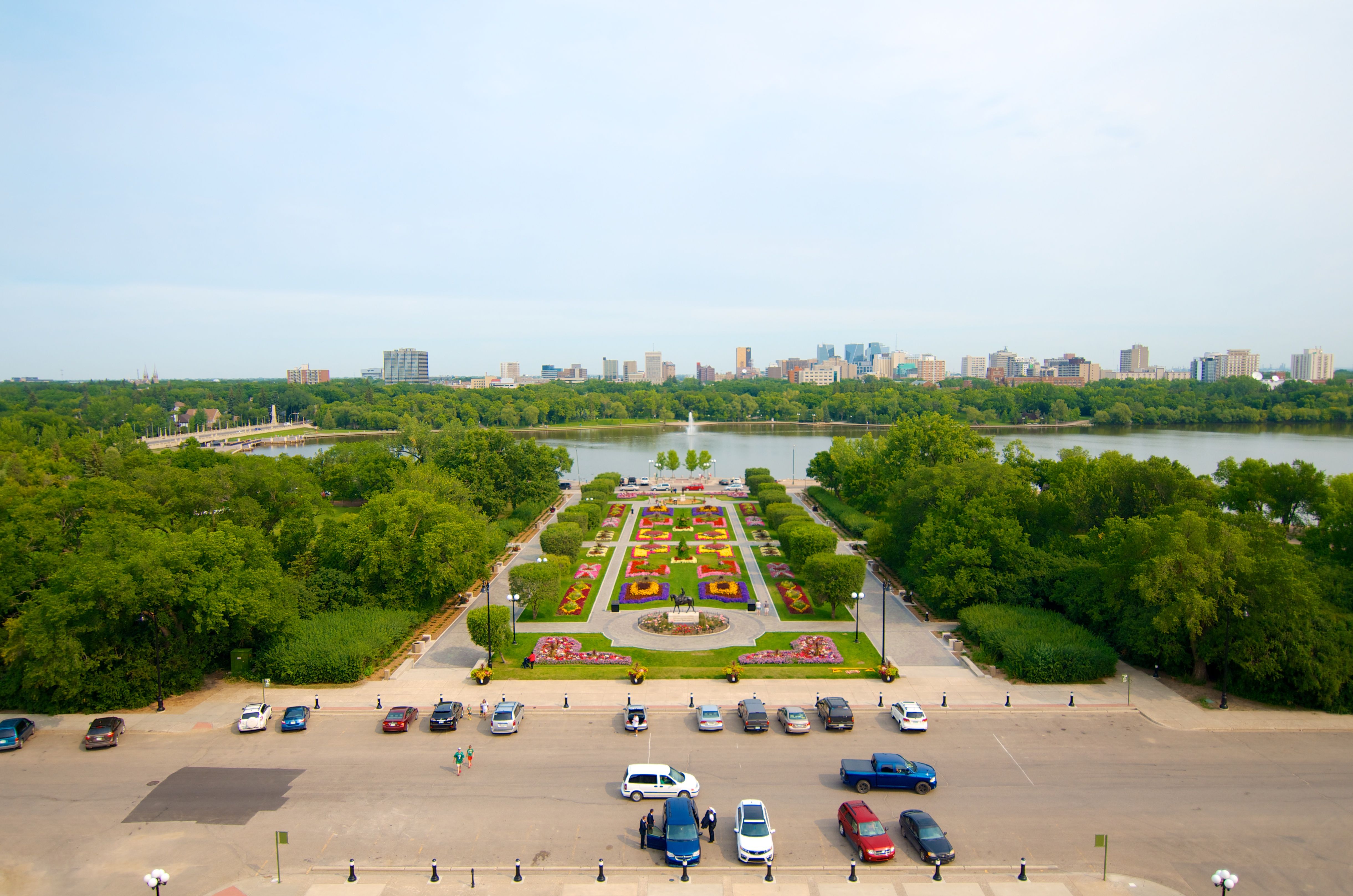 A skyline view of a lake and city.