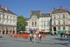 Foto de <a href="https://commons.wikimedia.org/wiki/File:Place_du_Bouffay.2.JPG" target="_blank" rel="noreferrer">Pj44300</a> (<a href="https://creativecommons.org/licenses/by-sa/4.0/" target="_blank" rel="noreferrer">CC BY-SA 4.0</a>) modificada