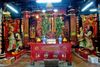 Foto de <a href="https://commons.wikimedia.org/wiki/File:Kwan_Tai_Temple_Tai_O_Lantau_Island_Hong_Kong_-_panoramio.jpg" target="_blank" rel="noreferrer">Hiroki Ogawa</a> (<a href="https://creativecommons.org/licenses/by/3.0/" target="_blank" rel="noreferrer">CC BY 3.0</a>) modificada