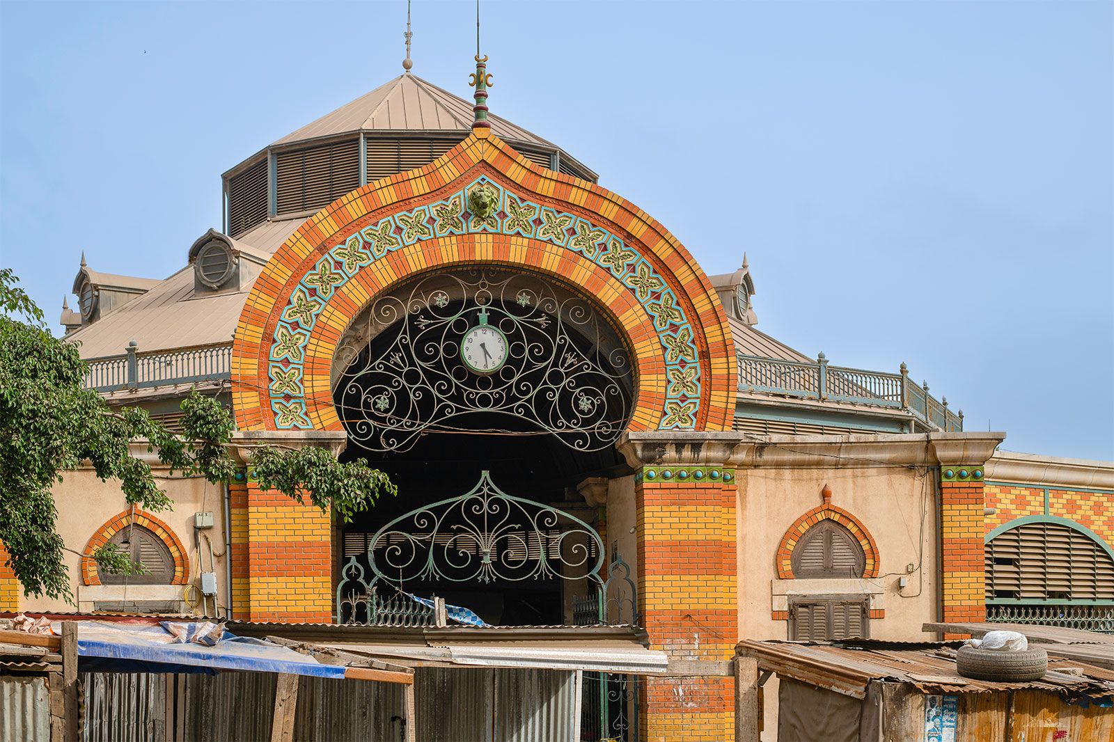 An exterior to a fruit and vegetable market.